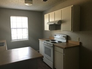 Building Photo - 140-142 Jester Cir
