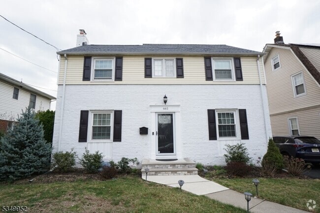 Building Photo - 661 Pierpont St