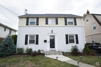 Building Photo - 661 Pierpont St