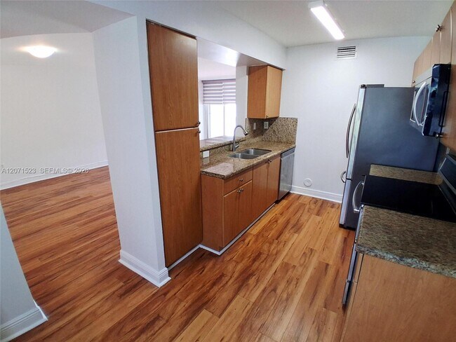 Foto del edificio - 4621 NW 97th Ct
