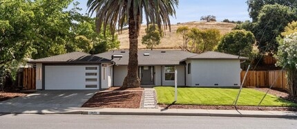 Building Photo - 3613 Perada Dr