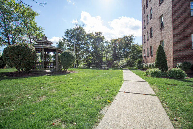 Building Photo - 90 Cloverleaf Tower Apartments