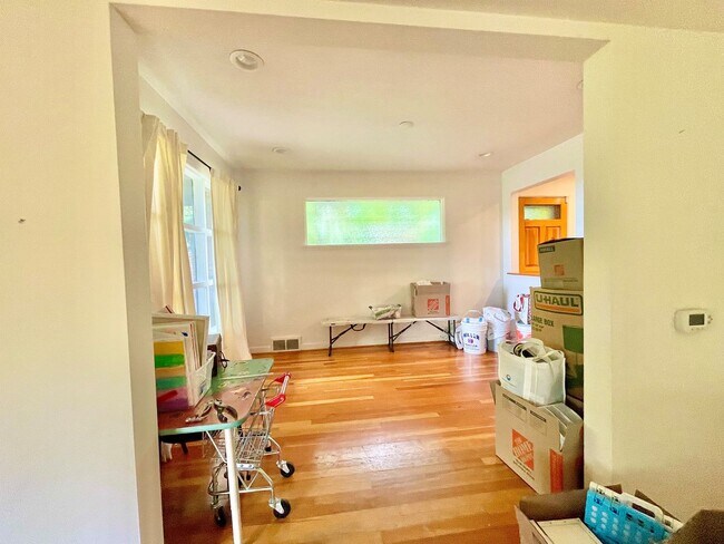 Building Photo - Charming  home on quiet street, great loca...