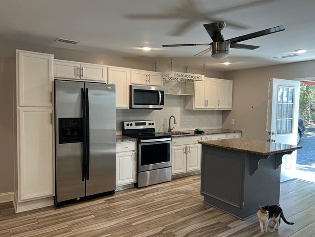 Foto del edificio - 6012 Meadowbrook Dr