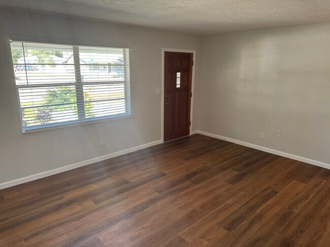 Building Photo - 438 80th Ave N