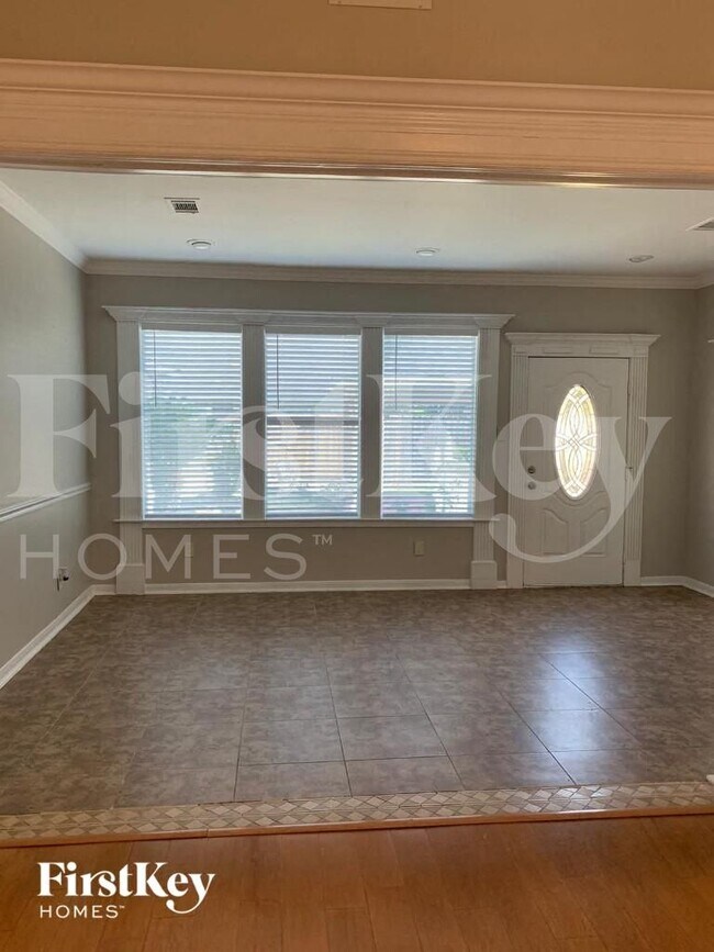 Building Photo - 902 Rock Springs Dr