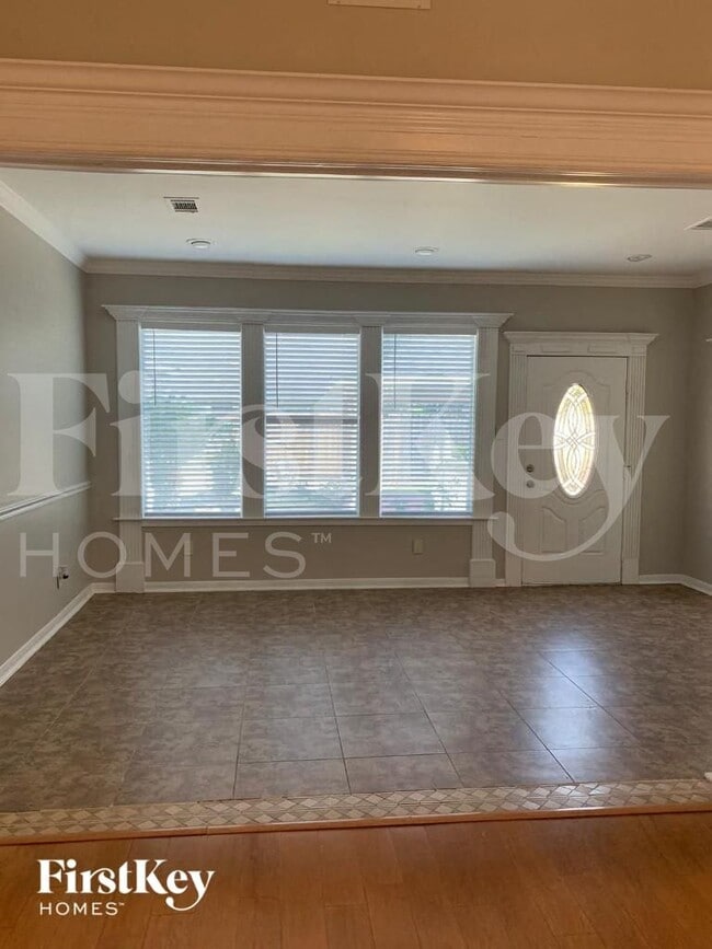 Foto del edificio - 902 Rock Springs Dr