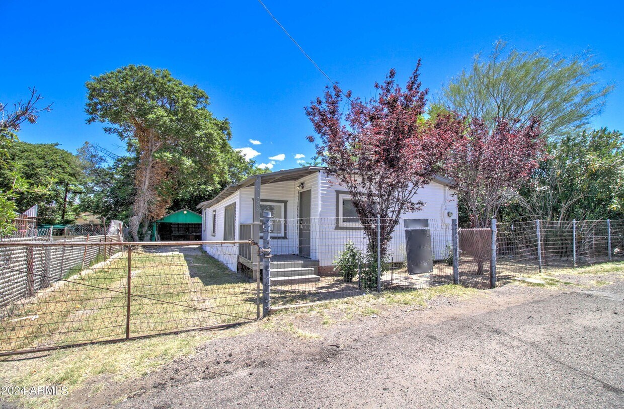 Primary Photo - 5599 Central Dr