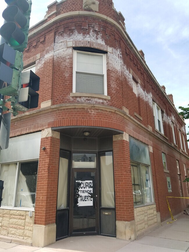 Building Photo - 5200 W Roscoe St
