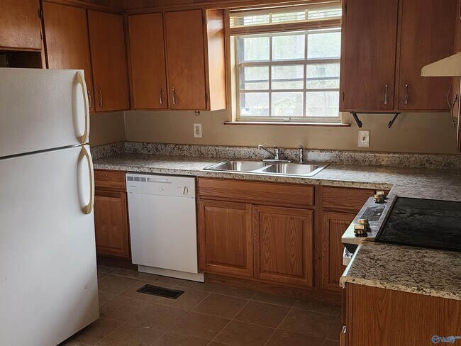 Building Photo - 2606 Laverne Dr NW