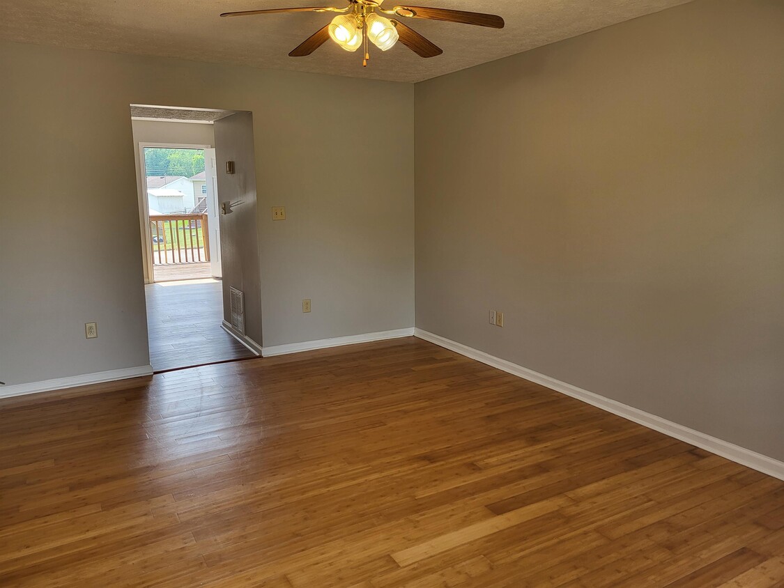 Foto principal - 341 E Irvine St