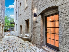 Building Photo - 702 San Antonio St
