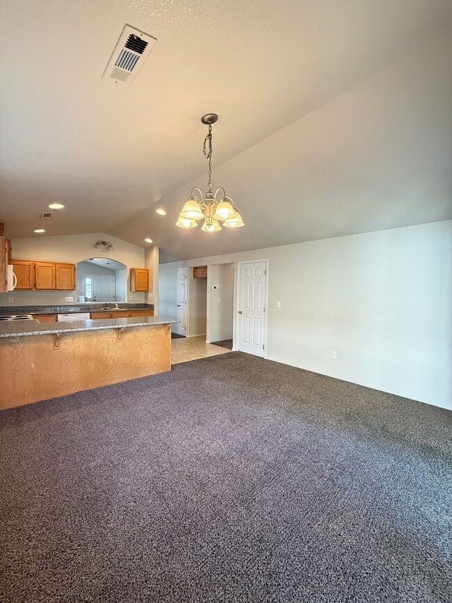 Building Photo - 3 bedroom, 2 bath home in White City!