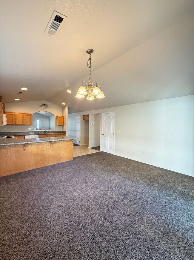 Foto del edificio - 3 bedroom, 2 bath home in White City!