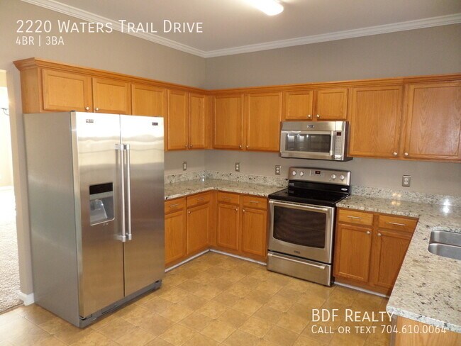 Foto del edificio - Great 4 BR/2.5 BA 2-Story home with 2-car ...
