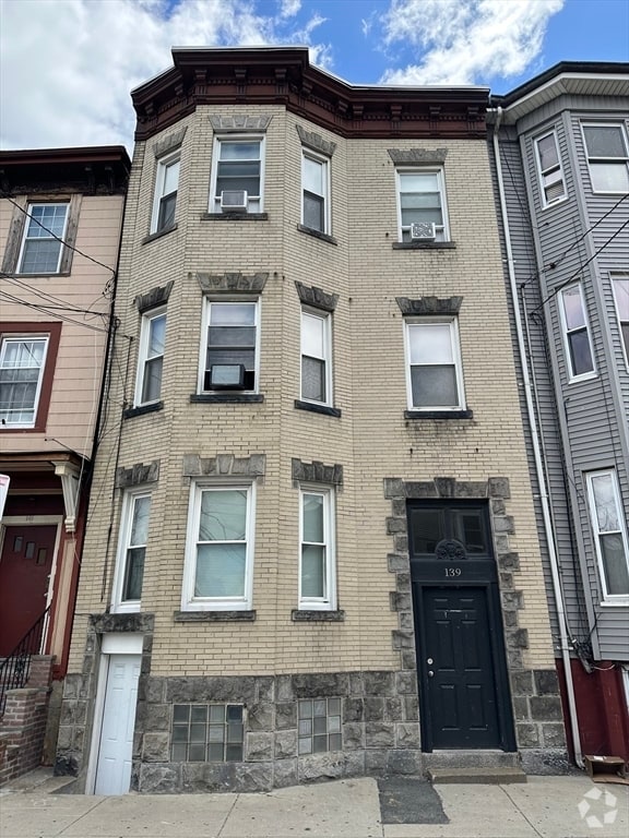 Building Photo - 139 London St