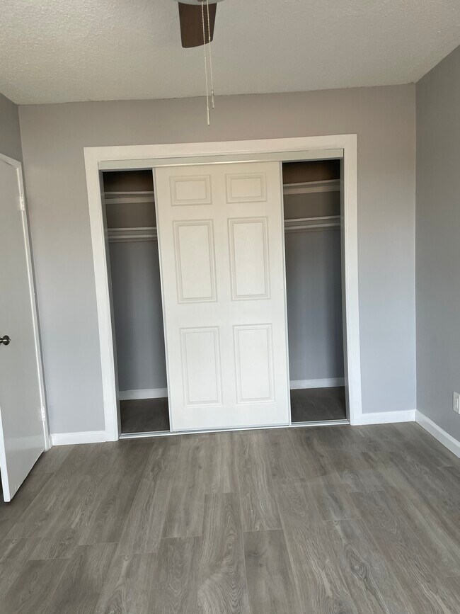 Dormitorio con armario - 709 S Primrose Ave