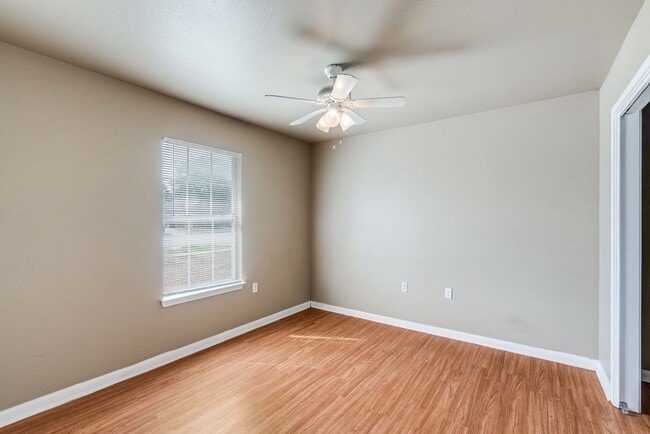 Building Photo - New Braunfels 2/2/1