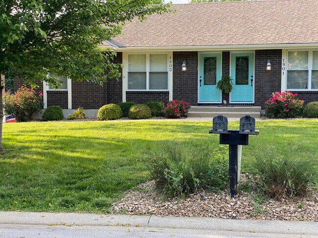 Building Photo - 1803 SW Skyline Dr