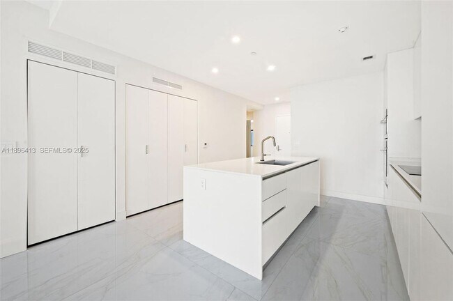 Foto del edificio - 700 NE 24th St