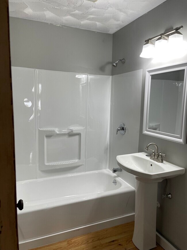 Newly remodeled bathroom - 1034 Bellevue Ave