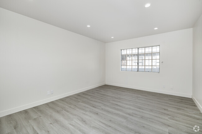 Interior Photo - 1511 Venice Blvd