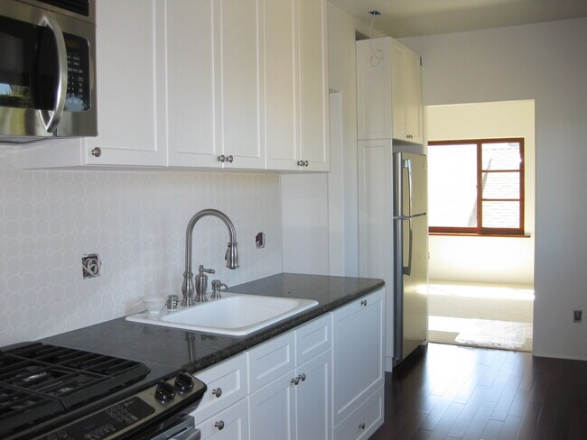 Kitchen view to Living Room - 413 Westminster Ave