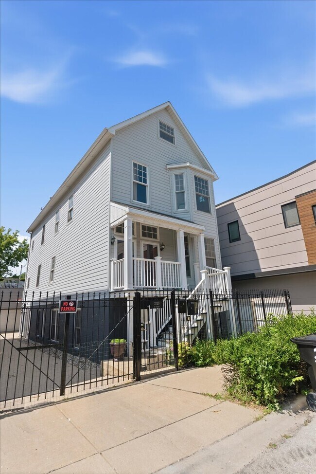 Building Photo - 2720 W Chanay St