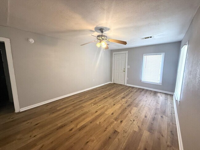 Foto del edificio - Cozy 2-Bed, 1-Bath Home with a large backyard!!
