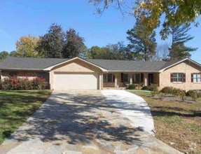 Building Photo - 2840 Bonanza Dr