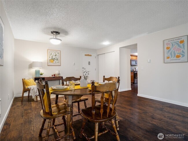 Foto del edificio - 7425 Ruby Dr SW