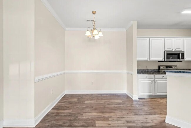 Building Photo - 2057 Silvercrest Dr