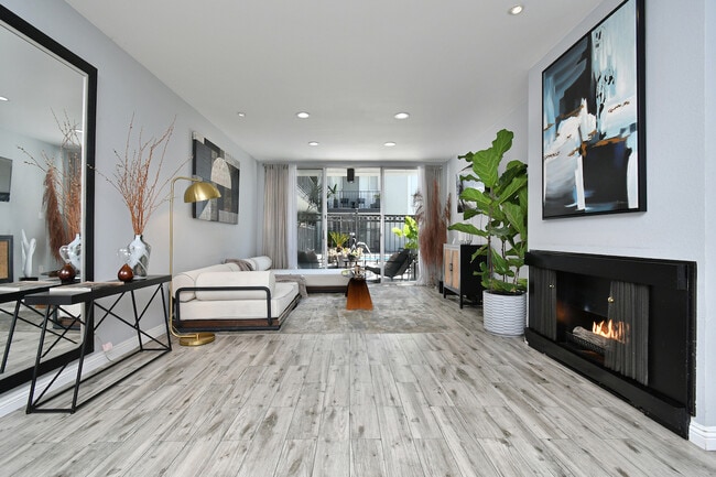 Building Photo - 1351 N Crescent Heights Blvd