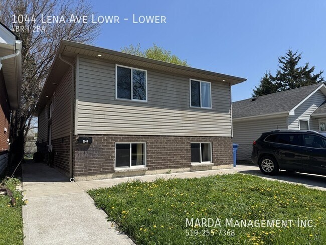 Photo du bâtiment - MODERN 4 BED/2 BATH LOWER UNIT- WEST END + 50% OF UTILITIES