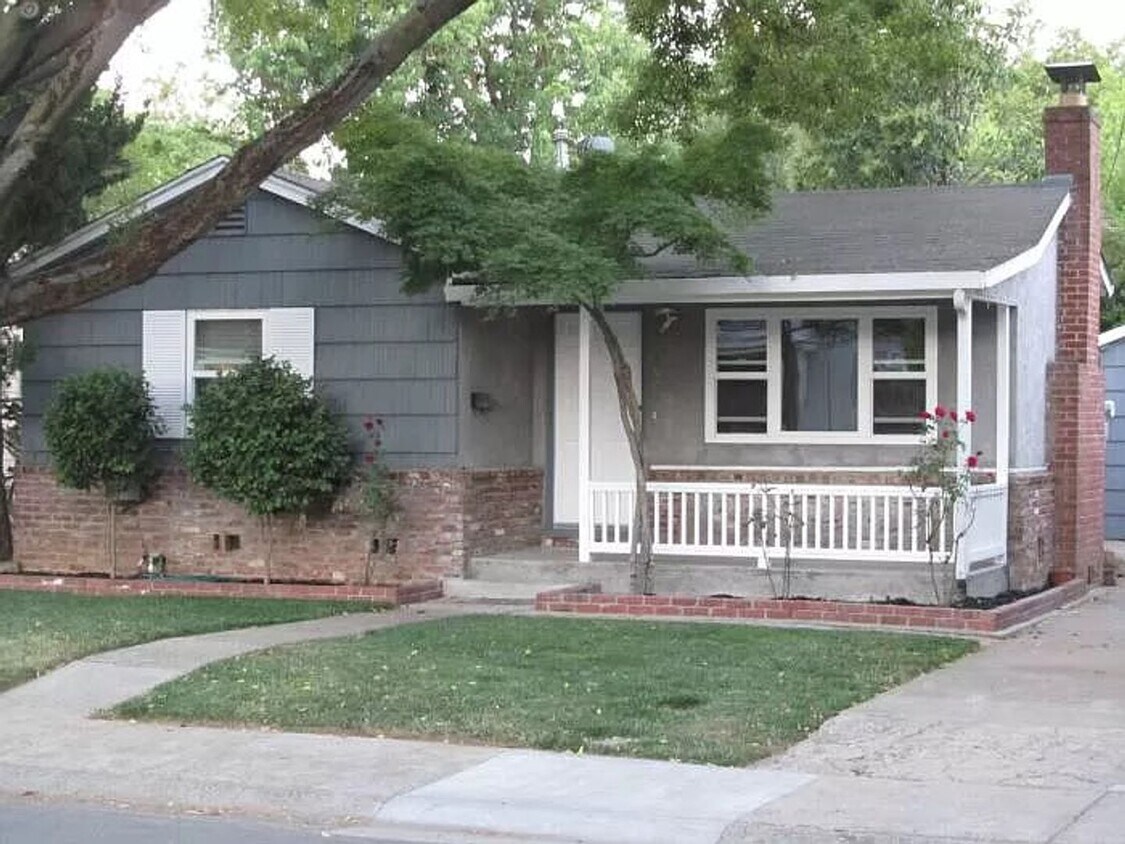 Foto principal - Charming Home Available in Tahoe Park!