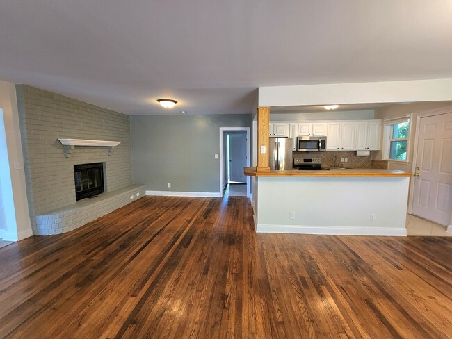 Building Photo - Completely Remodeled Navy Point 3 Bedroom,...