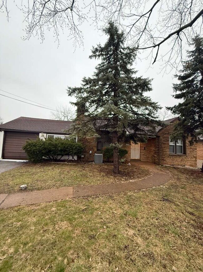 Building Photo - "Cozy 2-Bedroom, 1 bath Retreat with Fireplace Charm!"  One car garage, section 8 ok.