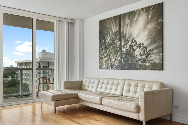 Foto del edificio - 5599 Collins Ave