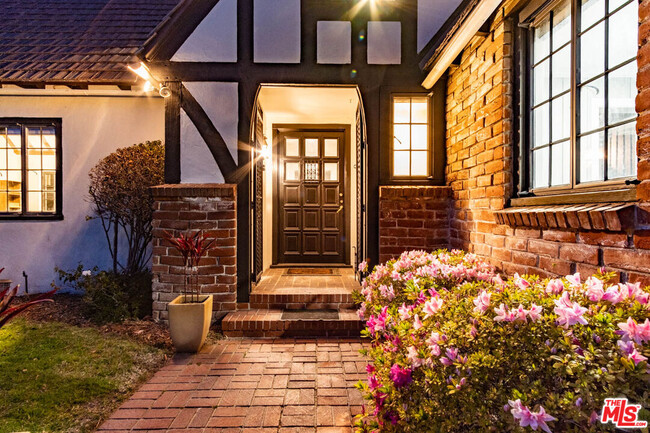 Foto del edificio - 2345 Chislehurst Dr