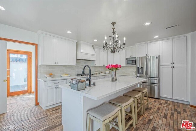 Building Photo - 4 br, 3.5 bath House - 8842 Cashio St