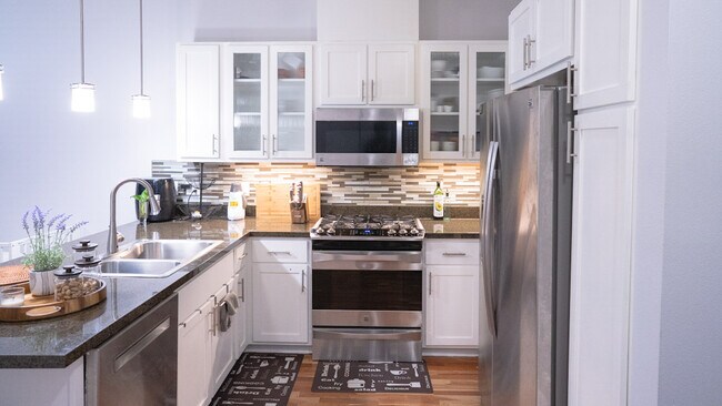 Cocina abierta de buen tamaño. - 375 Kirkland Ave