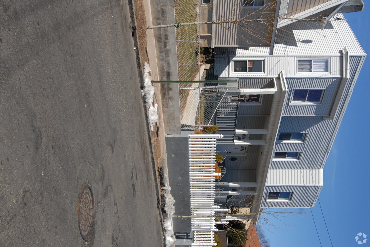Building Photo - 666 E 28th St