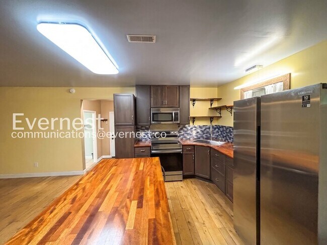 Foto del edificio - 466 Hays Hollow Rd