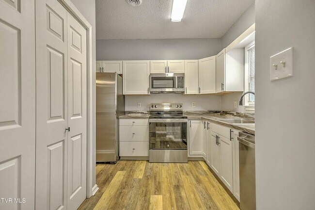 Foto del edificio - 2 Bedroom 1.5 Bath Townhome for Rent