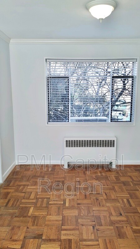 Foto del edificio - 10411 Montrose Ave