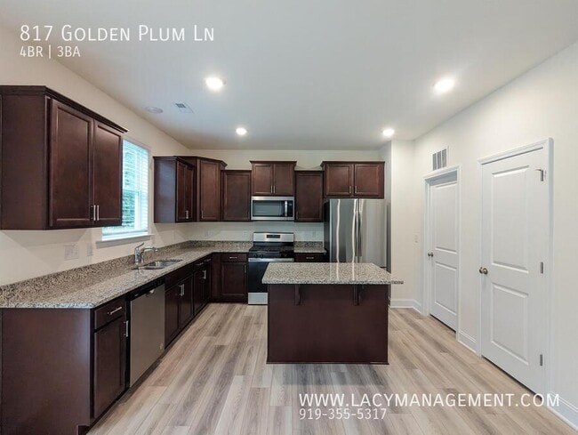 Foto del edificio - 817 Golden Plum Ln