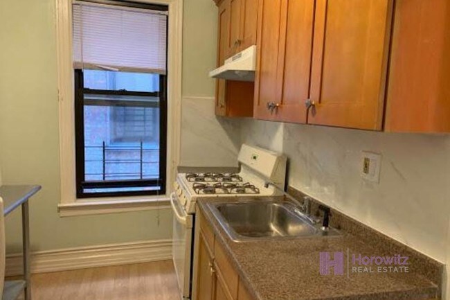 Building Photo - 35-25 Crescent St