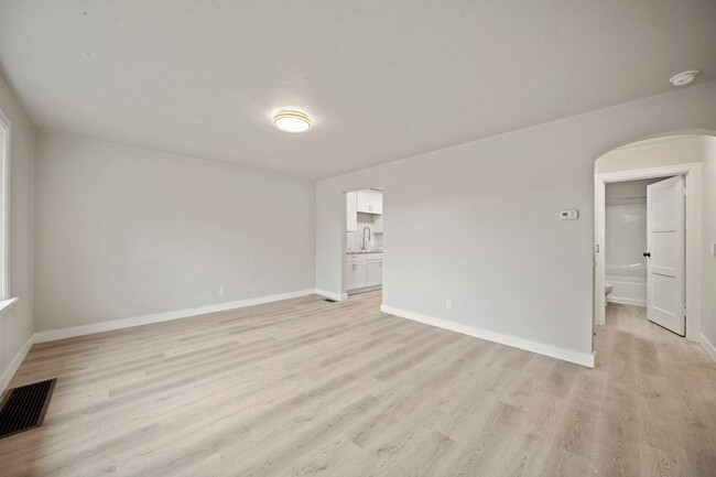 Foto del edificio - Enjoy a move-in ready home with brand new ...