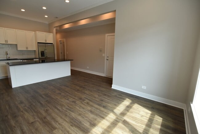 Building Photo - 3212 N Halsted St