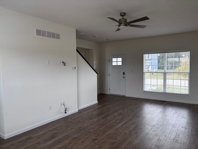 Building Photo - 112 Day Lily Ln